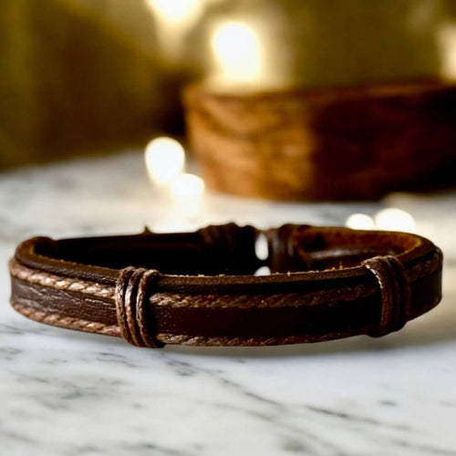 Verstellbares dunkelbraunes Lederarmband mit verbundenen Strängen und Schnüren