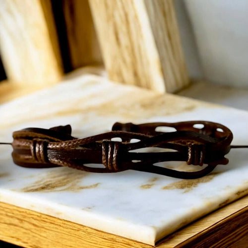 Verstellbares dunkelbraunes Lederarmband mit verbundenen Strängen