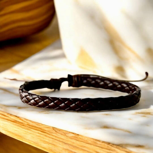 Verstellbares eng geflochtenes Lederarmband, dunkelbraun, schmal