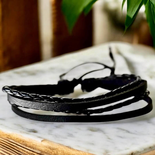 Verstellbares schwarzes Lederarmband mit geflochtenen Strängen