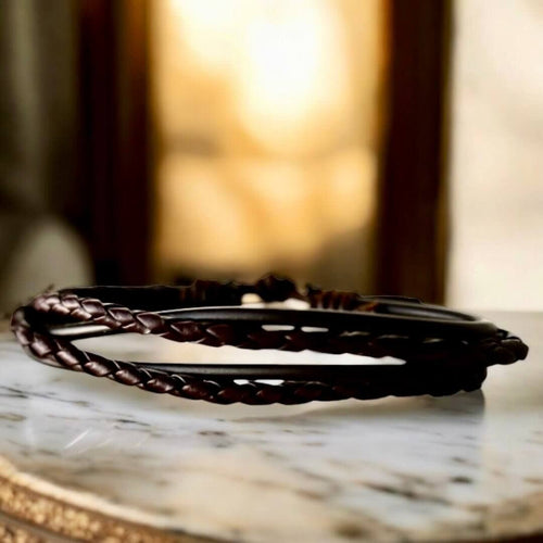 Verstellbares dunkelbraunes Lederarmband mit geflochtenen Strängen