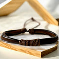 Verstellbares dunkelbraunes Lederarmband mit gewickelten Schnüren