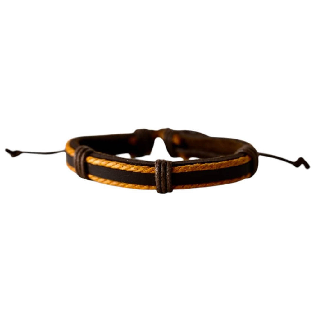 Verstellbares dunkelbraunes Lederarmband mit hellen Schnüren
