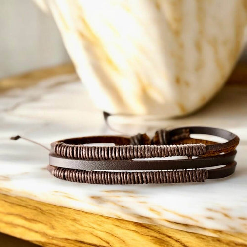 Verstellbares dunkelbraunes Lederarmband mit umwickelten Strängen