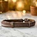Verstellbares dunkelbraunes Lederarmband mit verbundenen Strängen und Schnüren