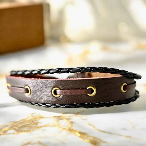 Verstellbares geschnürtes Lederarmband, dunkelbraun mit Nieten