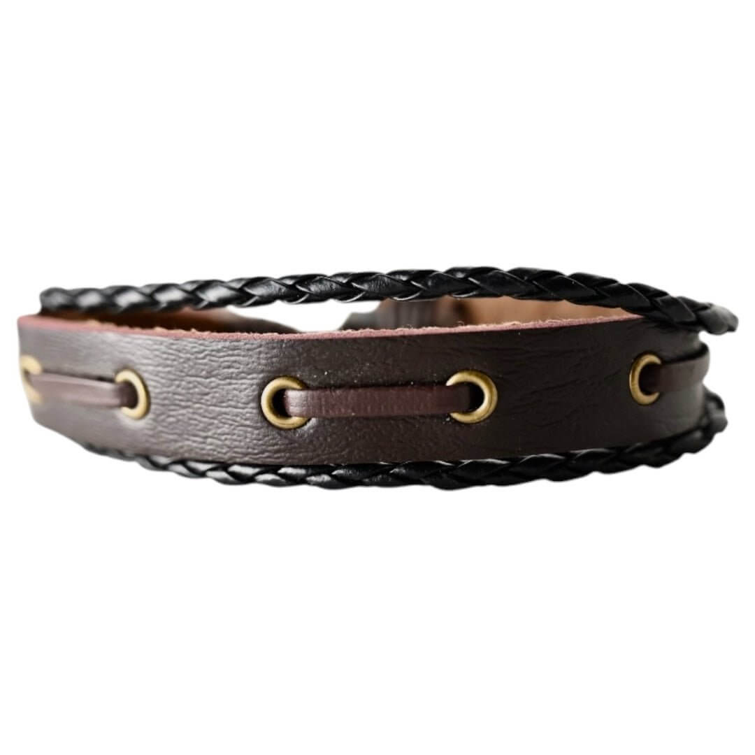 Verstellbares geschnürtes Lederarmband, dunkelbraun mit Nieten