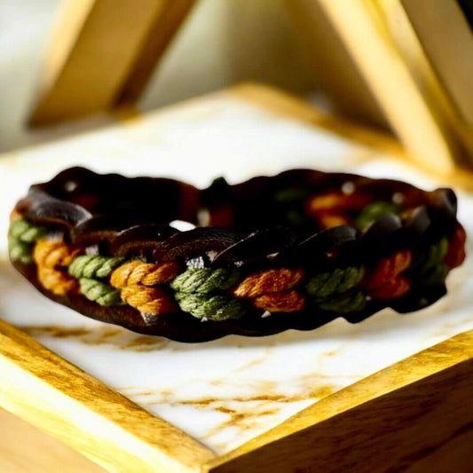 Verstellbares geflochtenes Lederarmband, mit Schnüren