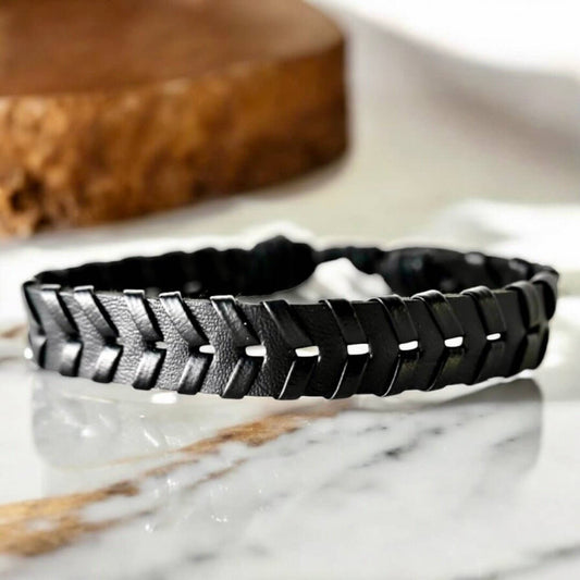 Verstellbares geschnürtes Lederarmband, schwarz