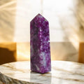 Lepidolith Obelisk - Ruhe und Harmonie zum Greifen nah
