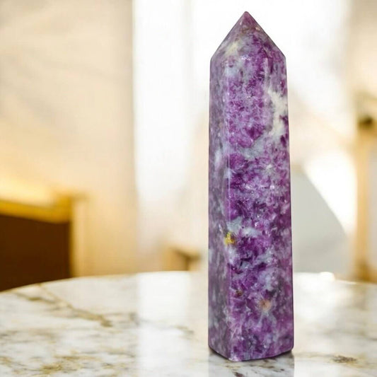 Lepidolith Obelisk – imposanter Lichtbringer für Herz und Geist