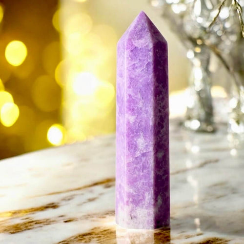 Lepidolith Obelisk – sanfte Stärke in zartem Violett