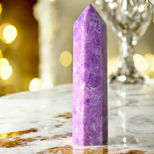 Lepidolith Obelisk – sanfte Stärke in zartem Violett