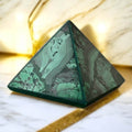 Malachit Pyramide – Symbol für Kraft, Stabilität und Erdung