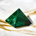 Malachit Pyramide – faszinierendes Naturmuster in geometrischer Form
