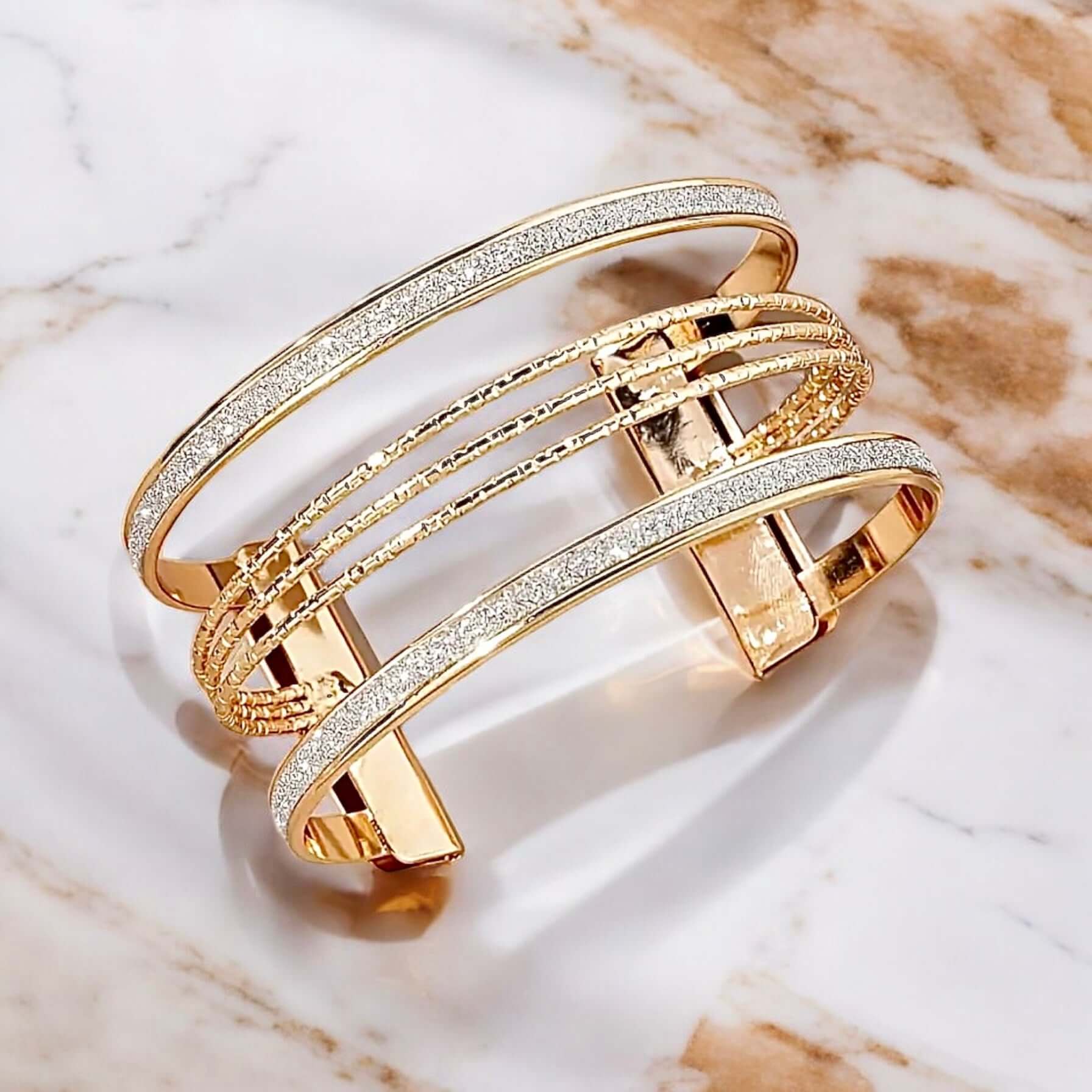 Glitzerndes Manschettenarmband - Roségoldenes Highlight für starke Auftritte
