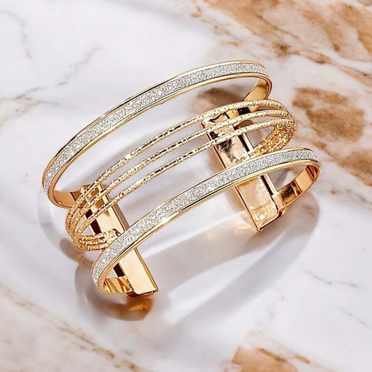 Glitzerndes Manschettenarmband - Roségoldenes Highlight für starke Auftritte