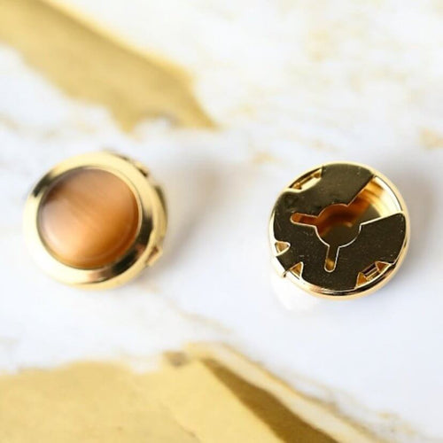 Goldene Manschettenknöpfe mit braunem Katzenauge