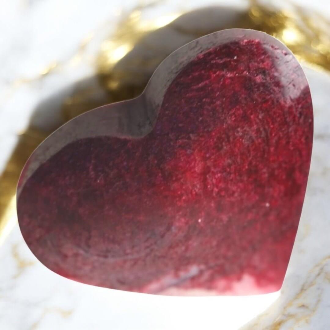 Rotes Mondstein Herz – leuchtendes Rot für Liebe, Kreativität und Wohlbefinden