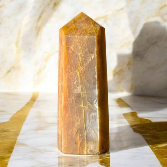 Oranger Mondstein Obelisk – beruhigend und inspirierend zugleich