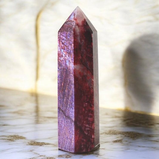 Mondstein Obelisk - Schimmernd rot