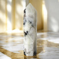 Schimmernder Mondstein Obelisk – zarte Irisierung für Harmonie und Klarheit