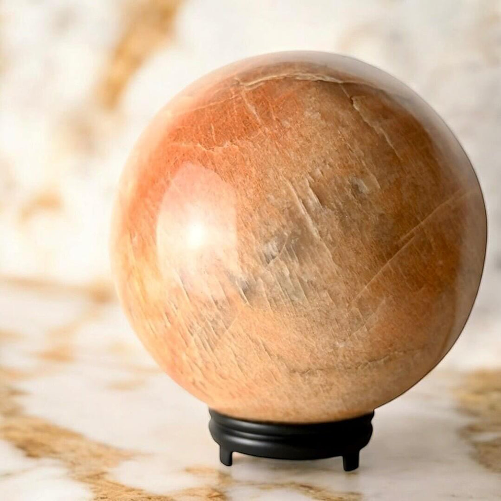 Riesige Pfirsich-Mondstein Kugel – sanfte Ausstrahlung für Intuition, Harmonie und Wohlgefühl