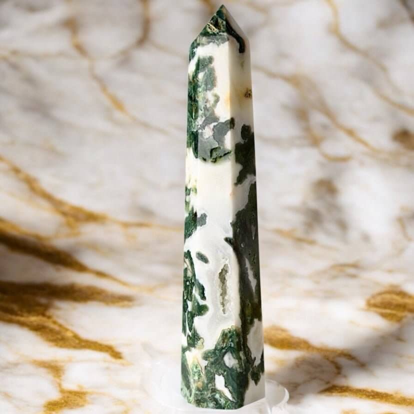 Druzy-Moosachat-Obelisk – Naturnahes Wohnhighlight für Ruhe, Balance und Harmonie