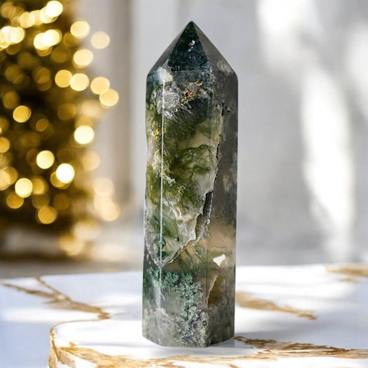 Moosachat-Obelisk – Elegantes Wohnobjekt mit natürlicher Ruhe und Stärke