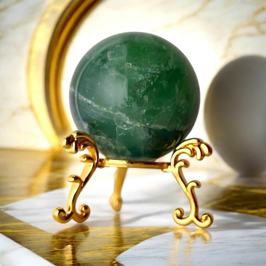 Natürliche Fluorit Kugel – intensive grüne Farbakzente für Wohnräume