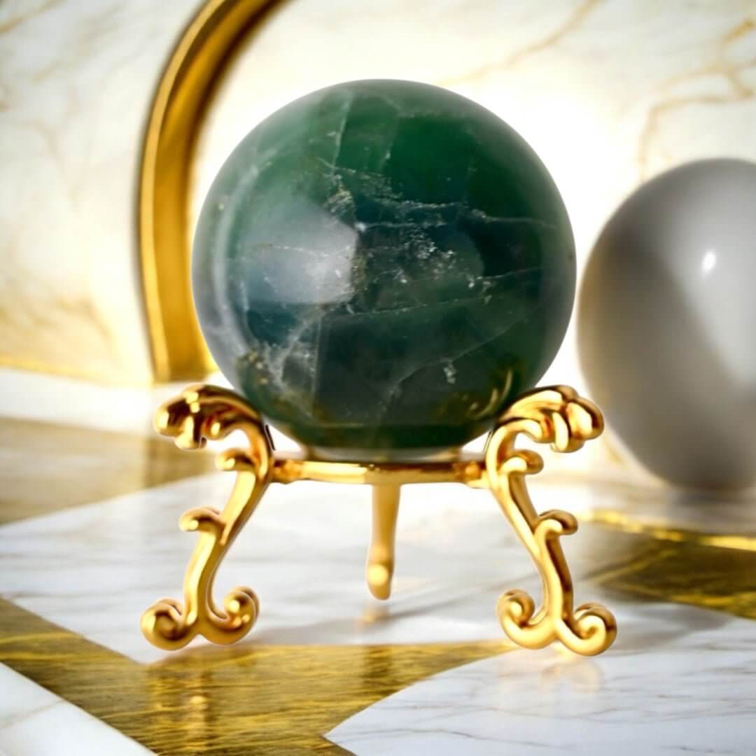 Natürliche Fluorit Kugel – intensive grüne Farbakzente für Wohnräume