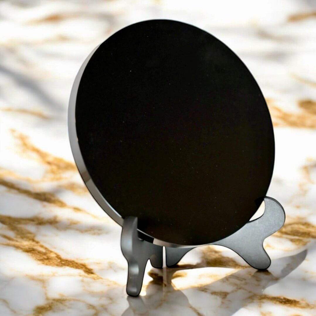 Spiegel aus Obsidian mit Halter – Schlichtes, kraftvolles Highlight für Raum und Ambiente