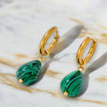 Elegante goldene Ohrringe mit tropfenförmigem Malachit (Imitat)