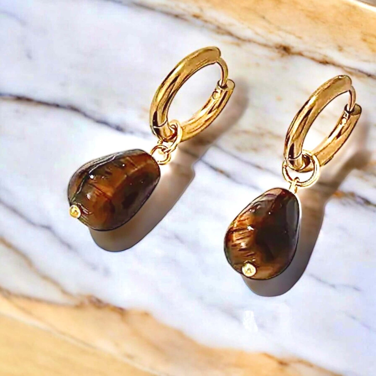 Elegante goldene Ohrringe mit tropfenförmigen Tigeraugen