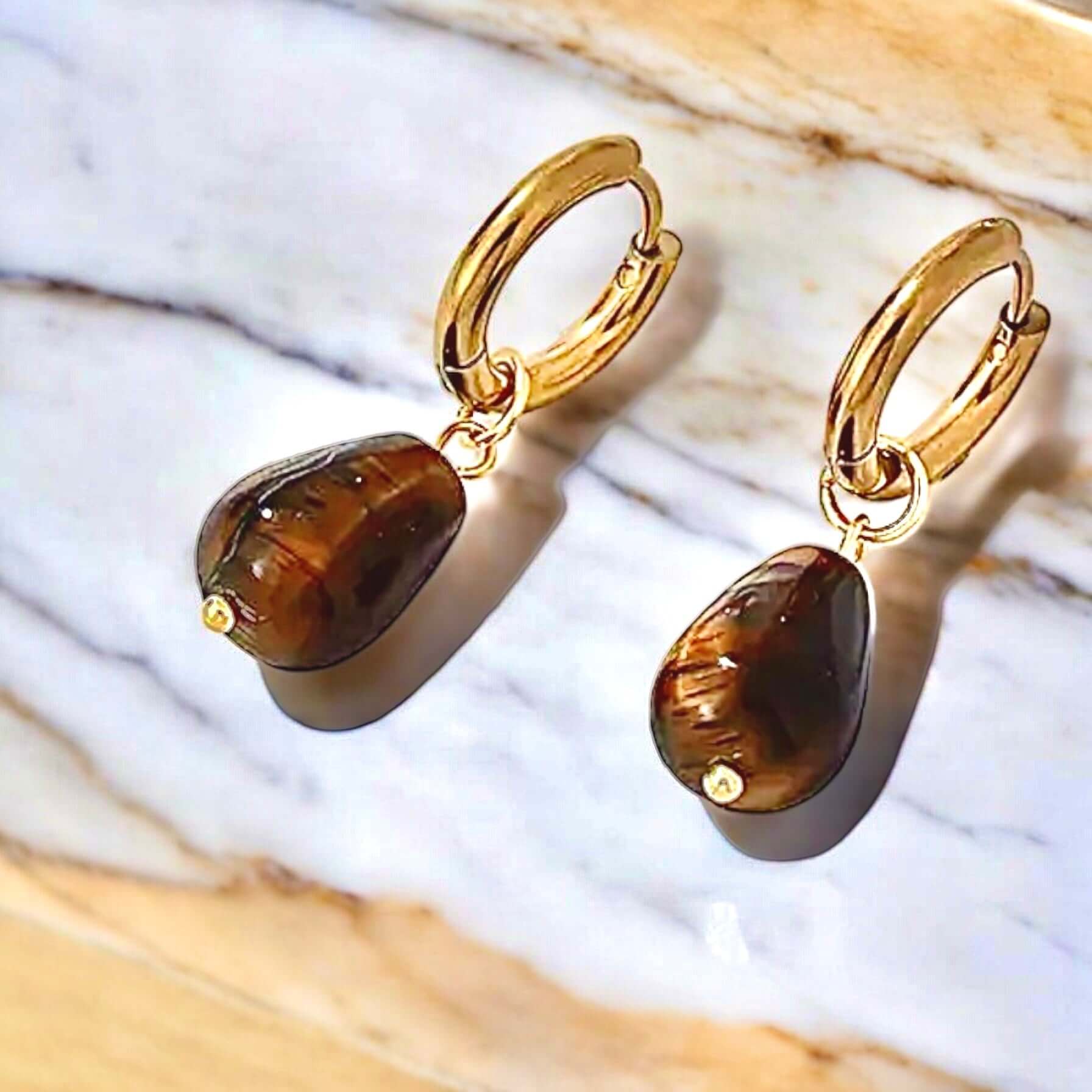 Elegante goldene Ohrringe mit tropfenförmigen Tigeraugen