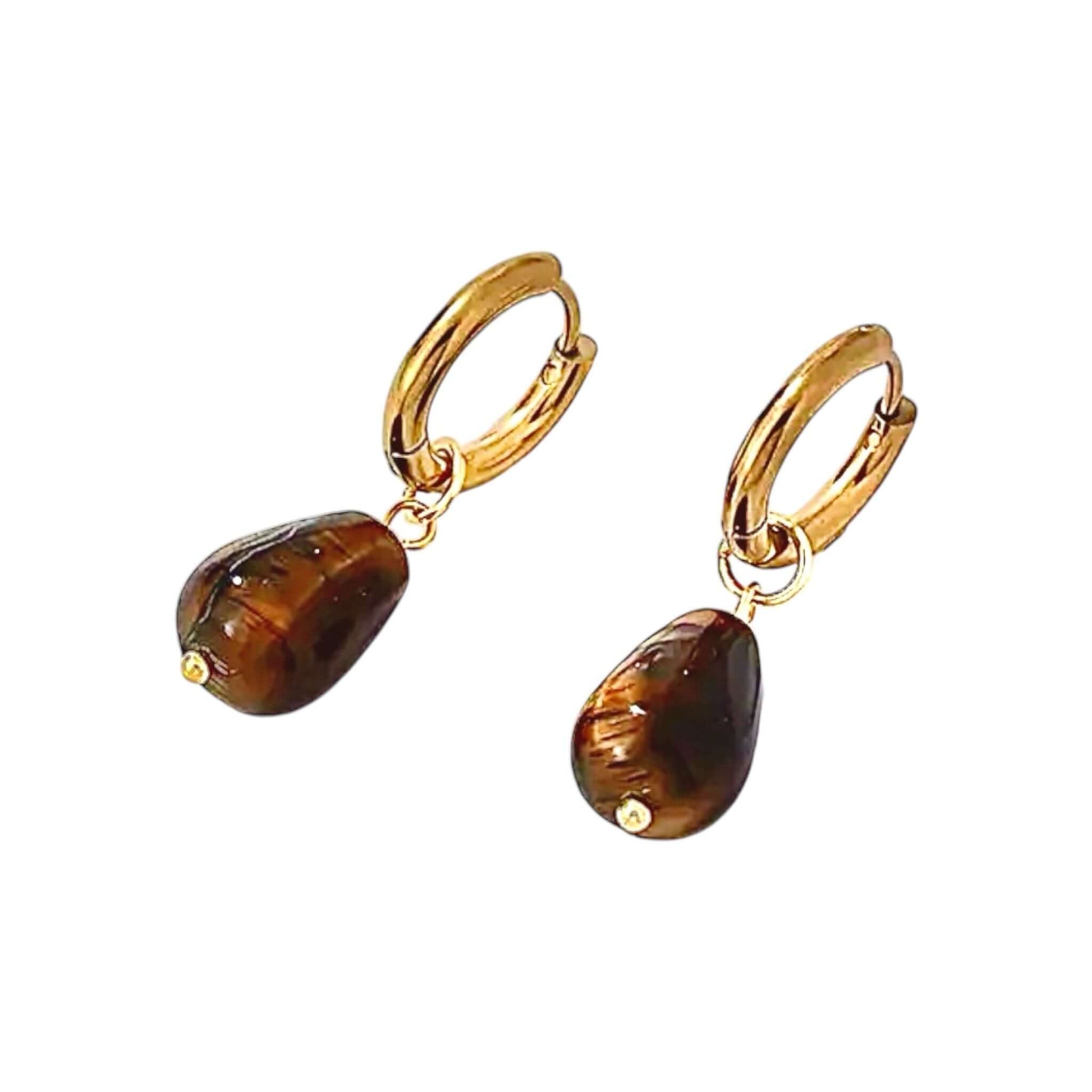 Elegante goldene Ohrringe mit tropfenförmigen Tigeraugen
