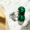 Ohrringe mit Malachit-Kugel (Imitat)