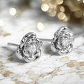 Silberne Ohrstecker mit filigraner Rosenform – romantisches Highlight für jeden Look
