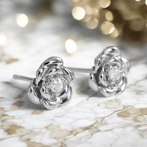 Silberne Ohrstecker mit filigraner Rosenform – romantisches Highlight für jeden Look