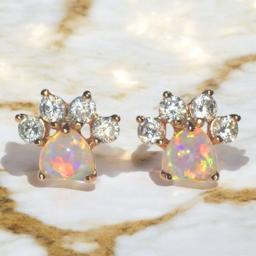 Glänzende Ohrstecker in Roségold mit Opal – süßes Pfoten-Design