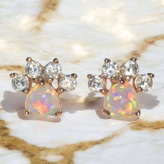 Glänzende Ohrstecker in Roségold mit Opal – süßes Pfoten-Design