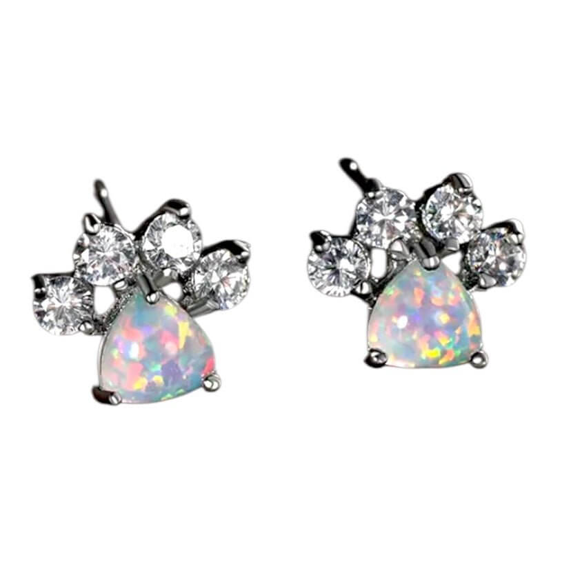 Glänzende Ohrstecker in Silber mit Opal – süßes Pfoten-Design