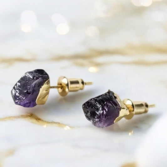 Goldene Ohrstecker mit Amethyst-Rohstein – Ausdrucksstarkes Schmuckhighlight für natürliche Eleganz