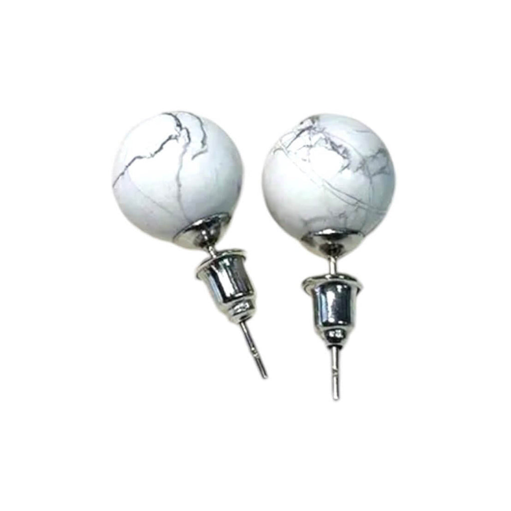 Goldene Ohrstecker mit eleganter Howlit-Kugel – harmonisches Design für zeitlose Eleganz