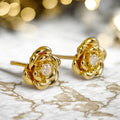 Goldene Ohrstecker mit filigraner Rosenform – romantisches Highlight für jeden Look