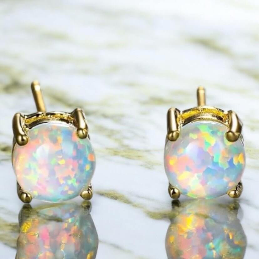 Zarte goldene Steckerohrringe mit Opal in Kreisform