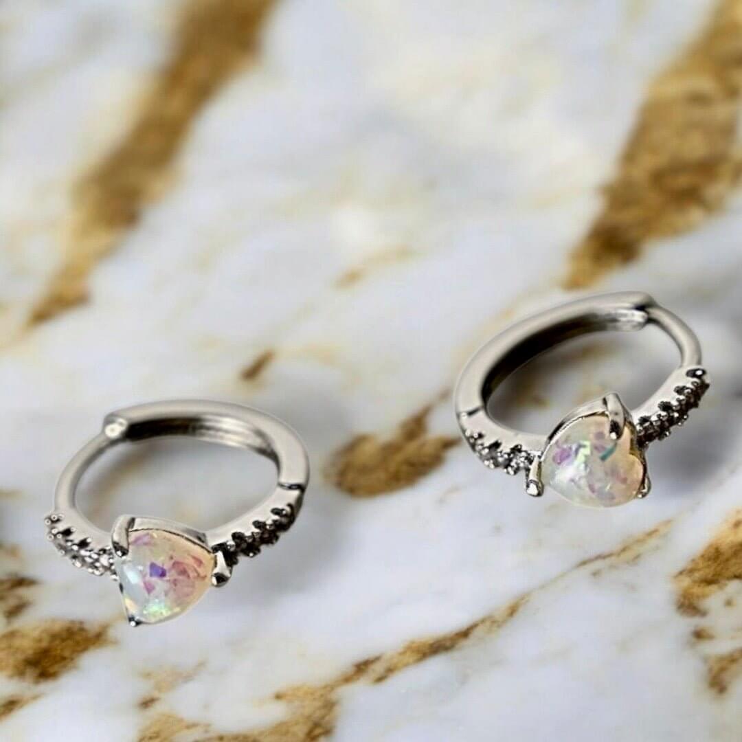Funkelnde, silberne Ohrhänger mit lebendigem Opal Herz
