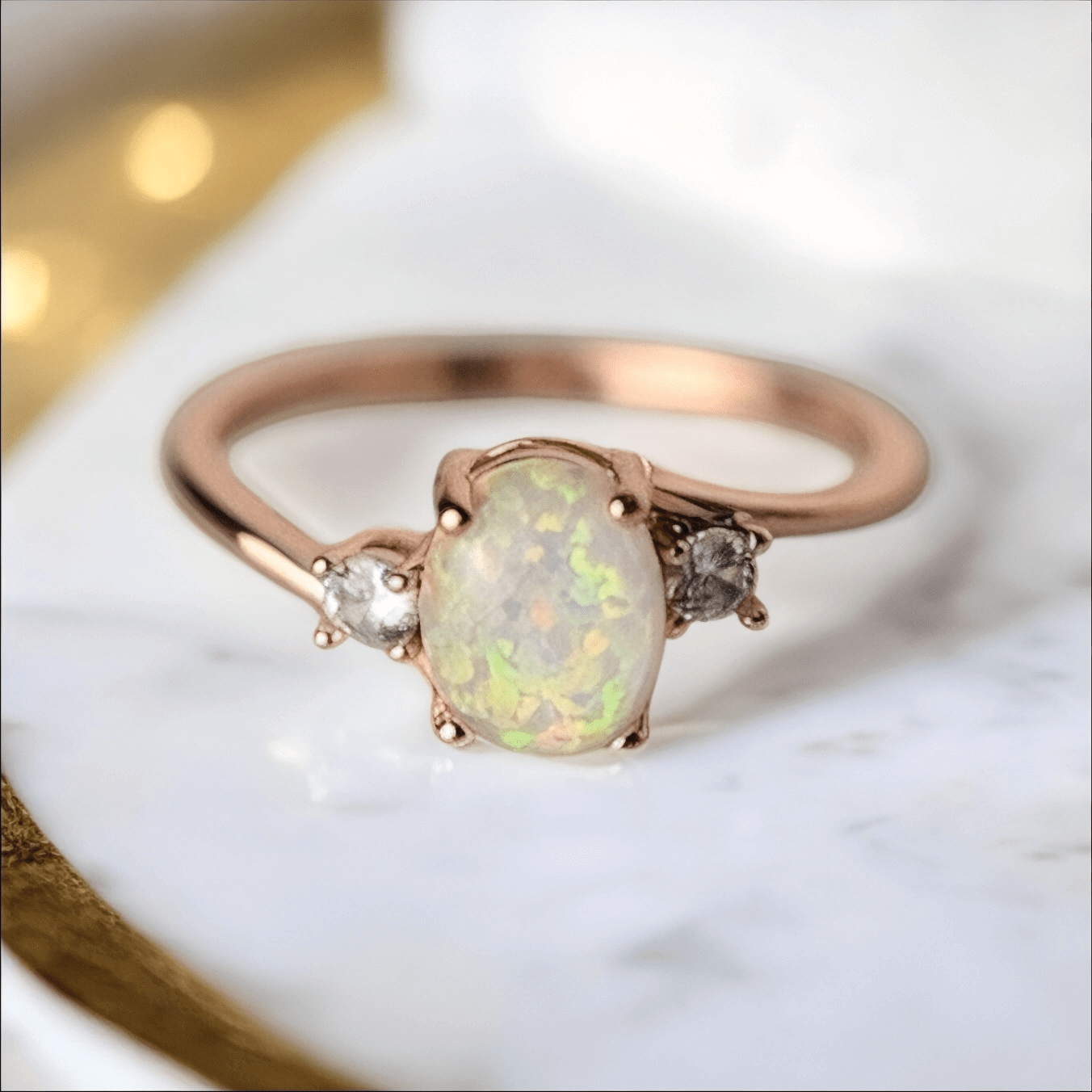 Roségoldener Ring mit ovalem Opal – elegantes Schmuckstück für sanfte Farbreflexe