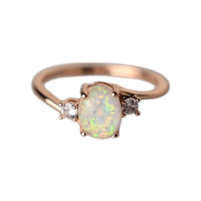 Roségoldener Ring mit ovalem Opal – elegantes Schmuckstück für sanfte Farbreflexe