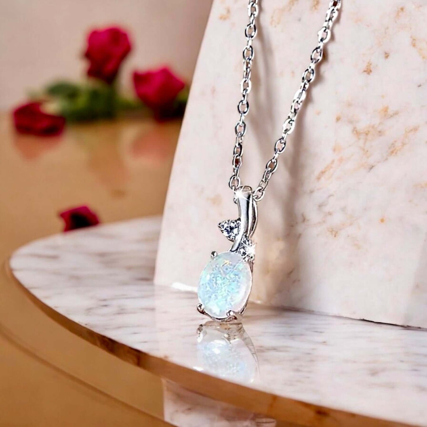 Silberne Halskette mit ovalem Opal – elegantes Schmuckstück voller sanftem Schimmer